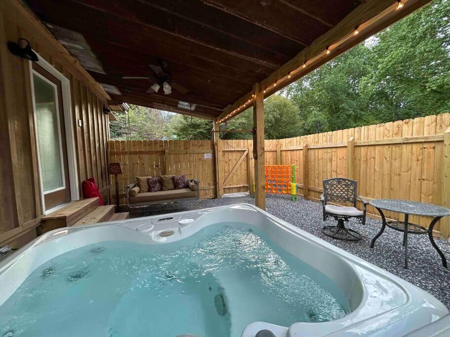 Blissful Nook Tiny Home ~ Cozy Retreat W/ Hot Tub; Near Town And Deep Creek Bryson City Luaran gambar