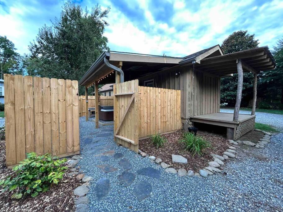 Blissful Nook Tiny Home ~ Cozy Retreat W/ Hot Tub; Near Town And Deep Creek Bryson City Luaran gambar